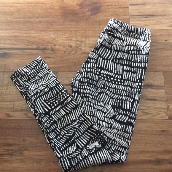 LuLaRoe Pants - Lularoe leggings. One size. Cute, neutral print.